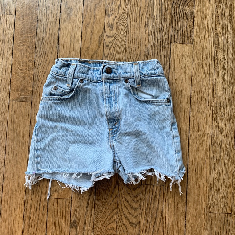 Levi’s cutoffs size 23